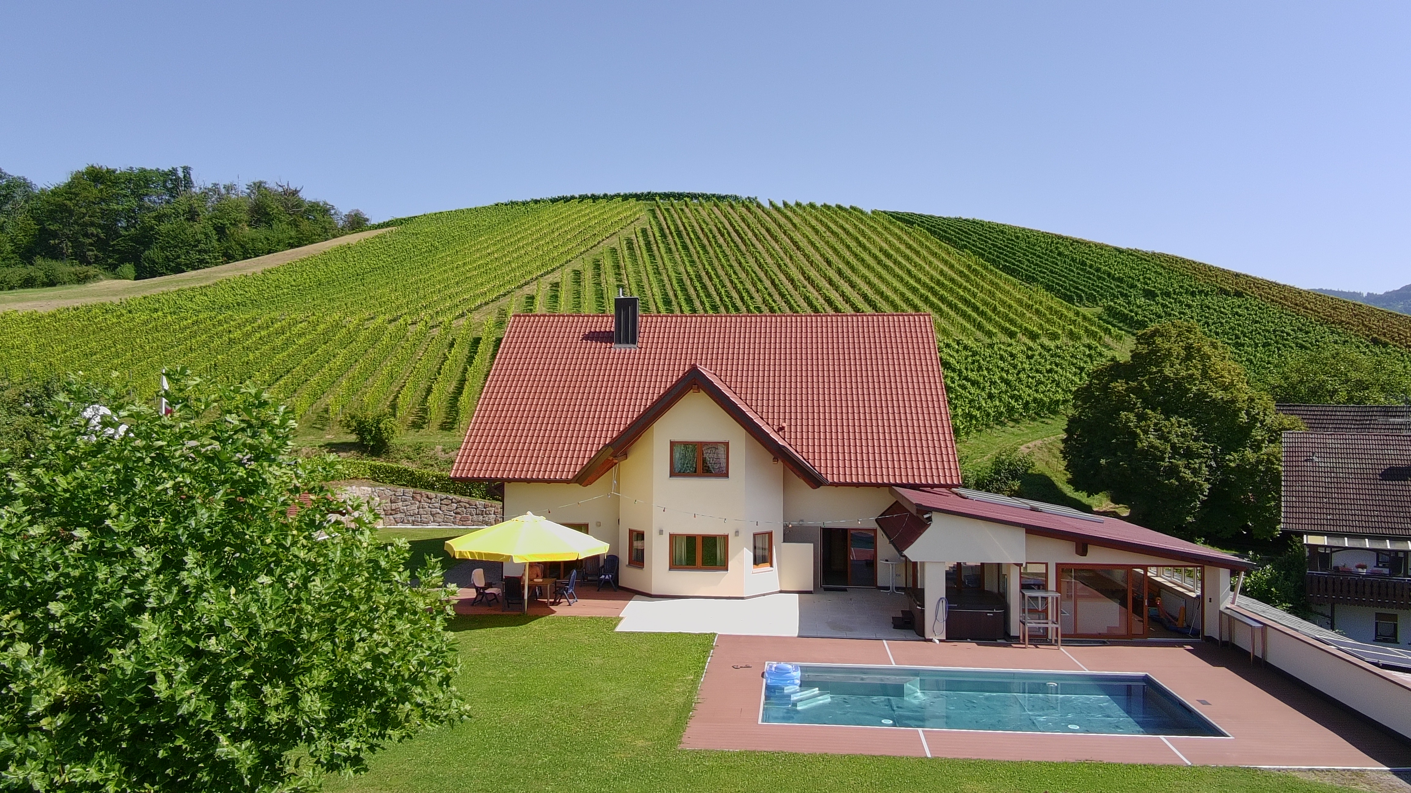 Luftaufnahme des Anwesens inmitten der Weinberge